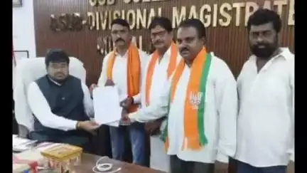 మిర్యాలగూడ: అవినీతికి కేరాఫ్ అడ్రస్‌గా మారిన మున్సిపల్ కమిషనర్‌పై చర్యలు తీసుకోవాలని సబ్ కలెక్టర్‌కు వినతిపత్రం అందజేసిన BJP  నాయకులు