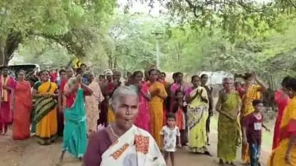 கமுதி: வண்ணாங்குளம் கிராமத்திற்கு முதல் முறையாக இயங்கிய அரசு பேருந்துக்கு ஆரத்தி எடுத்து, திலகமிட்டு வரவேற்ற கிராம மக்கள்