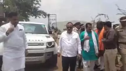 देगलूर: पालकमंत्री अतुल सावे यांनी देगलूर येथील शहीद जवान सचिन वनंजे यांच्या घरी जाऊन कुटुंबीयांची भेट घेत केले सांत्वन
