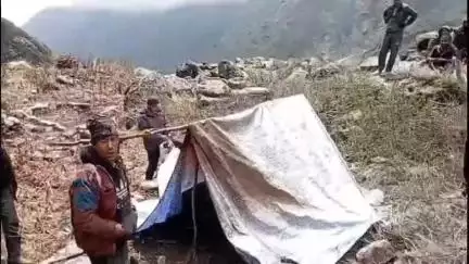 मुनस्यारी: मुनस्यारी की पंचायत चूली क्षेत्र में कीड़ा जड़ी दोहन के लिए पहुंचे ग्रामीणों के साथ हुई मारपीट
