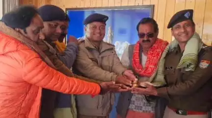 भटवाड़ी: गंगोत्री धाम मंदिर समिति के पदाधिकारियों ने पुलिस जवानों को किया सम्मानित