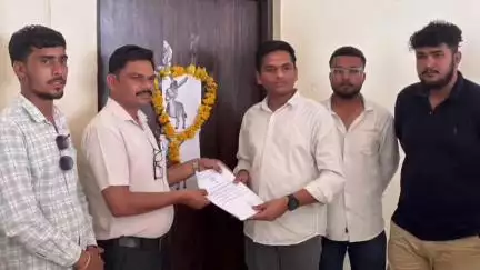 सुवासरा: शासकीय महाविद्यालय शामगढ़ में NSUI कार्यकर्ताओं ने प्राचार्य की अनुपस्थिति में कक्ष पर गधे का चित्र लगाया, माला पहनाई