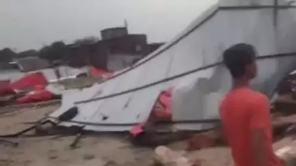 গোয়ালপোখর ১: গোয়ালপখর থানার কালুগাঁও এলাকায় ঝড় হওয়ায় প্রচুর ক্ষয়ক্ষতি পরিদর্শনে এলেন জেলা পরিষদের সহকারী সভাধিপতি গোলাম রসুল