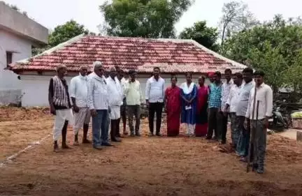 ఎల్లారెడ్డి: శివాపూర్ గ్రామంలో ఇందిరమ్మ ఇళ్ల నిర్మాణానికి భూమి పూజ చేసిన ఎల్లారెడ్డి ఎంపీడీవో ప్రకాష్