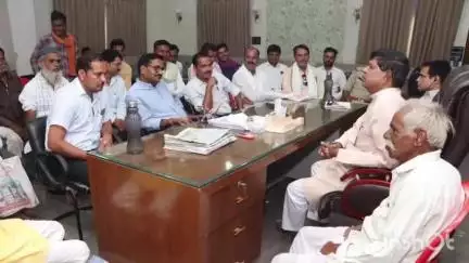 पठारी: तहसील क्षेत्र के एक दर्जन से अधिक लोगों ने समस्याओं के समाधान के लिए MLA हरि सिंह सप्रे को दिए आवेदन