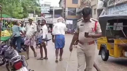 పట్టణంలో ఆకస్మిక తనిఖీలు చేసిన ఎస్సై సుబ్బారావు, సరైన పత్రాలు లేని వాహనాలకు జరిమానా విధింపు