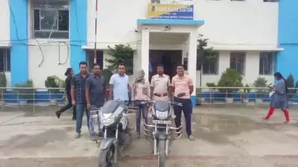 ইটাহার: পুলিস এক যুবকে হেফাজতে নিয়ে জিজ্ঞাসাবাদে ইটাহারের দশমথ এলাকা থেকে উদ্ধার চোরাই বাইক