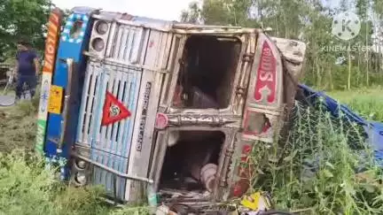 কোতুলপুর: দূর্ঘটনার কবলে পড়লো কয়লা বোঝাই লরি,কোতুলপুর থানার বামুনারী মোড় সংলগ্ন এলাকার ঘটনা