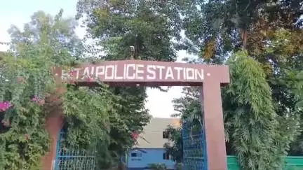সীতাই: চিত্রকূট সীমান্তে 33 বোতল বেআইনি ফেনসিডিল সহ আটক ব্যক্তি, অভিযুক্তকে পুলিশের হাতে তুলে দিল BSF