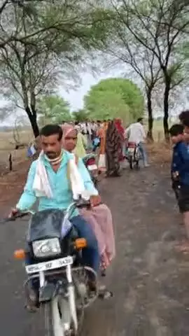आज हुई बारिश पेड़ टूटे हुए मुरैना रोड पर
हुआ रोड जाम