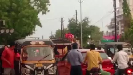 खाचरौद: सत्यम गार्डन में पार्किंग न होने से सड़कों पर गाड़ियों का काफिला, यातायात बाधित, पुलिस वैन भी फंसी
