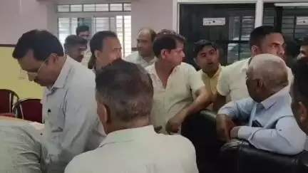 चौमूं: चौमूं नगर परिषद के सभागार में कांग्रेस व बीजेपी के पार्षद आपस में भिड़े, सफाई व्यवस्थाओं को लेकर हुई बहस