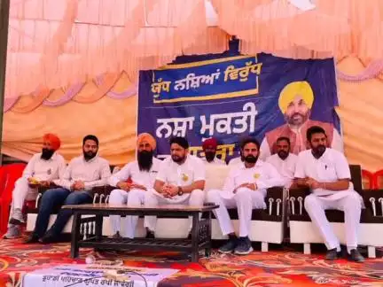 ਰਾਮਪੁਰਾ ਫੂਲ: ਪਿੰਡ ਅਕਲੀਆ ਜਲਾਲ ਵਿਖੇ ਨਸ਼ਾ ਮੁਕਤੀ ਯਾਤਰਾ ਚ ਵੱਡੀ ਗਿਣਤੀ ਚ ਆਮ ਲੋਕਾਂ ਦੀ ਸ਼ਮੂਲੀਅਤ ਮਿਲ ਰਹੀ ਹੈ ਬਲਕਾਰ ਸਿੱਧੂ ਐਮਐਲਏ