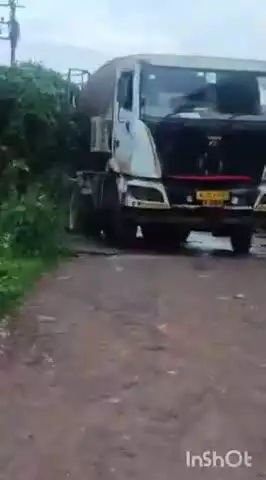 ചേർത്തല: ചന്തിരൂർ പുത്തൻ തോട്ടിൽ കോൺക്രീറ്റ് മിശ്രിതം തള്ളിയ സംഭവത്തിൽ പോലീസ് കേസെടുത്തു