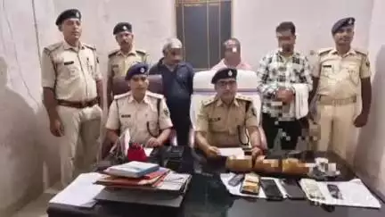 मोतिहारी: दीपउ मोड़ के पास सोमवार को एसटीएफ व जिला पुलिस ने 4 किलो 74 ग्राम अफीम के साथ तीन तस्करों को किया गिरफ्तार