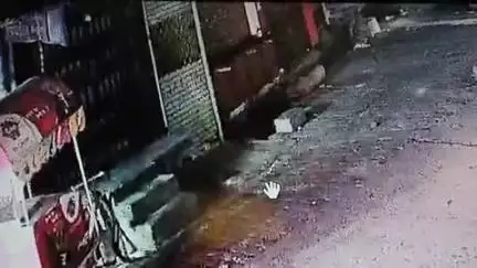 अनूपशहर: जहांगीराबाद में आइसक्रीम विक्रेता को फ्री आइसक्रीम न देने पर दरोगा ने पीटा, वीडियो हुआ वायरल