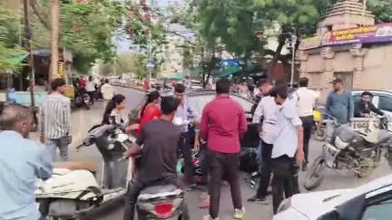 मंदसौर अभी-अभी नाहटा चौराहे पर एक कार और स्कूटर  की आपस टक्कर हो गई,कोई जनहानि नहीं हुई,,#मंदसौर #न्यूज़ #समाचार