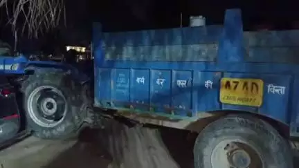 बरवाला: मड़लाए गांव के पास अवैध खनन में लगे दो ट्रैक्टर पुलिस ने पकड़े, रायपुर रानी थाना में किए इंपाउंड