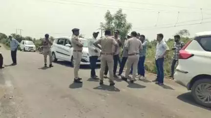 હાંસોટ: બોઇદ્રા ગામની સીમમાં ચાલતી વીજ ટ્રાન્સમિશન લાઇનની કામગીરીને ખેડૂતોએ બંધ કરાવી, વળતર ચૂકવવા માંગ કરી હતી #jansamasya