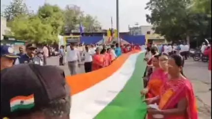 अमळनेर: अमळनेकर शहरातून निघाली २०० फुटांच्या तिरंग्यासह विजयी रॅली!