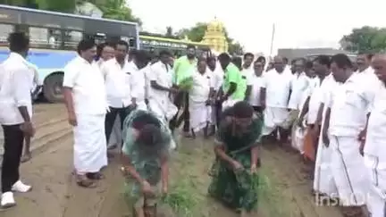 திருமங்கலம்: திருமங்கலத்தில் சேரும் சகதியுமாக தற்காலிக பேருந்து நிலையம்- முன்னாள் அமைச்சர் ஆர் பி உதயகுமார் தலைமையில் நூற்றுக்கும் மேற்பட்டோர் தர்ணா