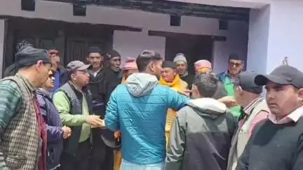 देवाल: मुख्यमंत्री द्वारा सिद्ध पीठ लाटू धाम के विकास के लिए मास्टर प्लान की घोषणा के बाद ग्रामीणों ने किया मिष्ठान वितरण