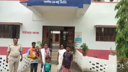 लिट्टीपाड़ा: पुलिस की तत्परता से बिछड़ा बच्चा मिला परिजनों से, परिवार में लौटी खुशियाँ