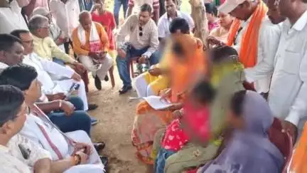 नावाडीह: कडरूखुट्ठा गांव में आदिवासी महिला के साथ दुष्कर्म की प्रयास मामले में बीजेपी प्रतिनिधिमंडल ने पीड़ित परिवार से मुलाक़ात की