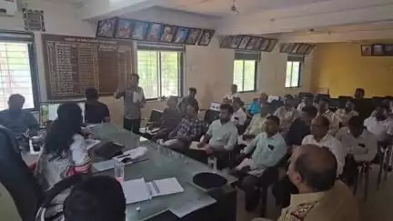 नवापूर: नवापूर तहसील कार्यालयात लोकशाही दिनात तक्रारदारांनाच उलट प्रश्न; तक्रारदारांचा आरोप