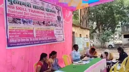 मनिका: प्रखंड कार्यालय परिसर में मुख्यमंत्री सारथी योजना में भर्ती के लिए कैंप का आयोजन किया गया