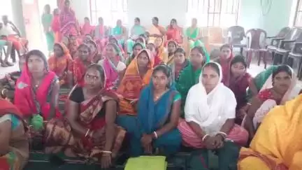 तोपचांची: नेरो पंचायत भवन में प्रखंड विकास पदाधिकारी एजाज हुसैन अंसारी ग्रामीणों से रूबरू होने पहुंचे