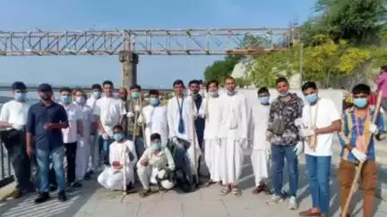 ધોલેરા: સાબરમતી સ્વચ્છતા અભિયાનમાં ઈસ્કોન ભક્તોની સહભાગિતા..! 50થી વધુ ભક્તોએ રિવરફ્રન્ટ પર AMC ના અભિયાનમાં જોડાયા