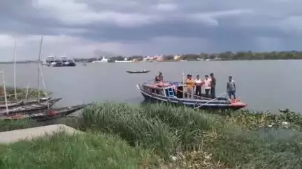 শ্রীরামপুর-উত্তরপাড়া: উত্তরপাড়া কলেজ ঘাটে গঙ্গায় তলিয়ে গেল এক কলেজ ছাত্র, উদ্ধারে গঙ্গায় তল্লাশি চালাচ্ছে পুলিশ