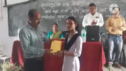 রঘুনাথপুর ২: HSএ রঘুনাথপুর ২ব্লকের সেরা মঙ্গলদা উচ্চ মাধ্যমিক বিদ্যালয়ের ছাত্রী সুজাতা ঘোষকে সম্বর্ধনা জানান BDOসহ অন্যান্যরা