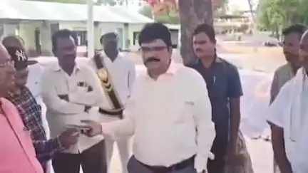 చౌటుప్పల్: మండలంలోని పలు గ్రామాలలో ఏర్పాటు చేసిన ధాన్యం కొనుగోలు కేంద్రాలను ఆకస్మికంగా తనిఖీ చేసిన జిల్లా కలెక్టర్ హనుమంతరావు