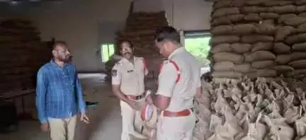 గరిడేపల్లి: నకిలీ విత్తనాలమ్మితే చర్యలు తప్పవు: గడిపల్లి లో హుజూర్నగర్ సీఐ చరమందరాజు