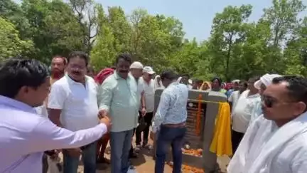 ठेठईटांगर: विधायक नमन बिक्सल कोंगाड़ी ने राजाबासा डांड़कापानी लगा डोभा में उच्चस्तरीय पुल निर्माण कार्य का किया शिलान्यास