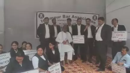 ইসলামপুর: করণদিঘি থানাকে ইসলামপুর কোর্টের আয়োতায় রাখার দাবিতে কোর্টের কাজ বন্ধ রেখে  আন্দোলনে ইসলামপুর বার এসোসিয়েশন