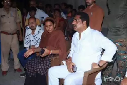 मटिहानी: गोदरगामा में सड़क दुर्घटना में मौत के बाद मटिहानी विधायक पहुंचे पीड़ित के घर, ढांढस बंधाया