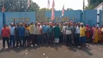 दुलमी: बीएमएल फैक्ट्री कमता के बिकने की खबर से मजदूरों ने गेट किया जाम, मालिक को बुलाने पर अड़े रहे