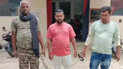 चकाई: चंद्रमंडीह पुलिस ने अंग्रेजी शराब के साथ दो युवकों को किया गिरफ्तार, बाइक भी जब्त
