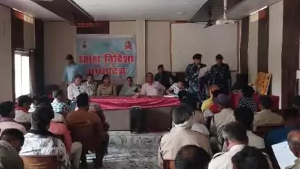 नटेरन: नटेरन जनपद के सभागार में एसडीईआरएफ सदस्यों ने लोगों को सुरक्षा संबंधी प्रशिक्षण दिया