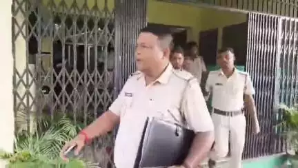 রানিনগর ১: দৌলতপুর এলাকা থেকে লক্ষাধিক টাকারও বেশি প্রতারণা করে নেওয়ার অভিযোগ ২ম্যানেজার কে গ্রেপ্তার করে আদালতে পাঠালো পুলিশ