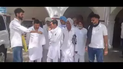 रावला: 1KNM शमशान भूमि को राजस्व रिकॉर्ड में दर्ज करने की मांग को लेकर ग्रामीणों ने जिला कलेक्टर को सौंपा ज्ञापन