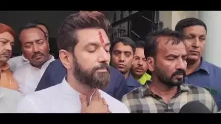 बड़हरिया: केंद्रीय मंत्री चिराग पासवान वासिलपुर गांव पहुंचे, शहीद रामबाबू सिंह के परिजनों से की मुलाकात