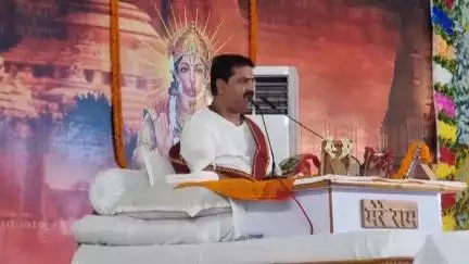 सहार: गुलजारपुर में श्री लक्ष्मी नारायण महायज्ञ में अंतरराष्ट्रीय कथावाचक राजन जी महाराज के प्रवचन सुनने के लिए जुट रही भीड़