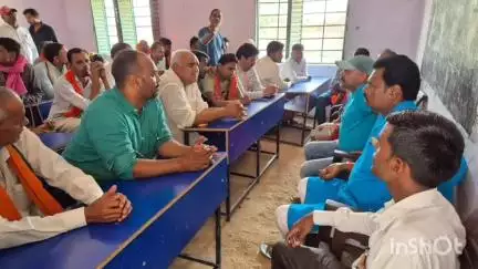 खरौंधी: पीएम श्री विद्यालय भलुही में फर्जी उपस्कर खरीद मामले को लेकर मुखिया ने बैठक की