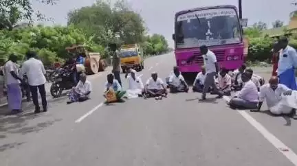 திருக்கழுக்குன்றம்: காட்டூர் அரசு நேரடி நெல் கொள்முதல் நிலையத்தில் 
நெல் மழையில் நனைந்து சேதம் விவசாயிகள் சாலை மறியல் #localissue