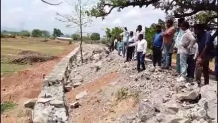 खूंटपानी: पांडुवा से केयाडचालोम तक बन रही सड़क में झामुमो कार्यकर्ताओं ने अनियमितता का आरोप लगाया