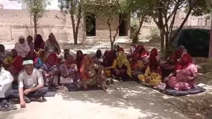 पदमपुर: बीझबायला उपतहसील पर मनरेगा श्रमिको ने काम नहीं मिलने से आक्रोशित होकर किया धरना प्रदर्शन #jansamsaya